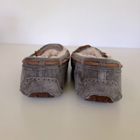 UGG Women’s Dakota Suede Slippers in Pewter Grey, size 8 - Picture 4 of 9